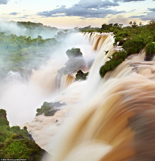 Thác nước Iguazu được bảo vệ bởi hai vườn quốc gia là vườn quốc gia Iguaçu của Brazil và vườn quốc gia Iguazú. Cả hai vườn quốc gia này lần lượt được UNESCO công nhận là di sản thế giới vào năm 1984 và 1986. Đây cũng là một trong những khu vực bảo tồn rừng lớn nhất ở Nam Mỹ.
